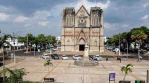 Catedral de São Luiz e o Marco do Jauru