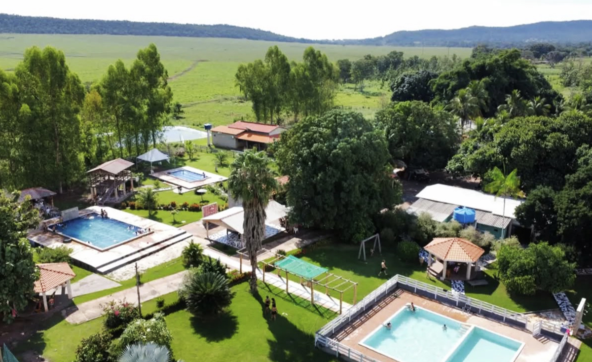 Recanto do Quati é um espaço de lazer e diversão em meio à natureza, ideal para quem busca momentos de descanso, contato com o verde e lazer com a família e amigos em Cáceres – MT.