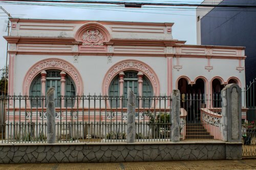 Conheça a lenda do Mão de Cobre e as visagens dos casarões centenários de Cáceres-MT. Descubra os mistérios do Centro Histórico, da Casa Rosa e da Fazenda Jacobina!