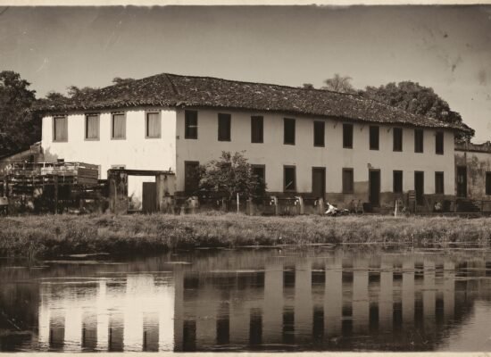 Conheça a lenda do Mão de Cobre e as visagens dos casarões centenários de Cáceres-MT. Descubra os mistérios do Centro Histórico, da Casa Rosa e da Fazenda Jacobina!