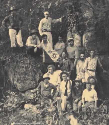 A fascinante história da fundação de Cáceres e a saga dos bandeirantes, tropeiros e governadores que desbravaram o interior do Brasil.