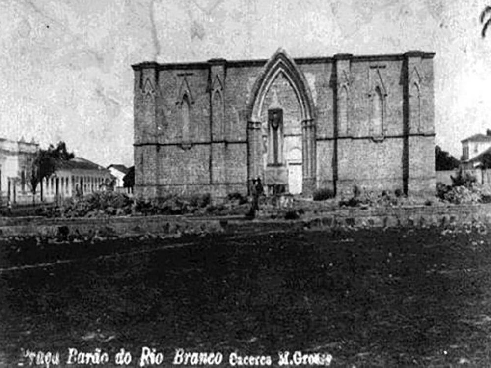 A fascinante história da fundação de Cáceres e a saga dos bandeirantes, tropeiros e governadores que desbravaram o interior do Brasil.