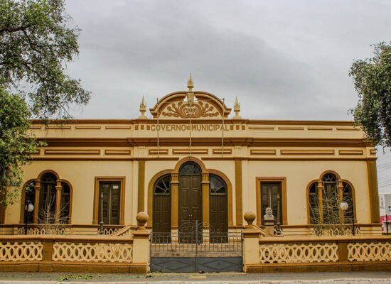 Descubra a riqueza arquitetônica do Centro Histórico de Cáceres, tombado pelo IPHAN. Um guia completo pelos Casarões Históricos de Cáceres!