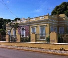 Descubra a riqueza arquitetônica do Centro Histórico de Cáceres, tombado pelo IPHAN. Um guia completo pelos Casarões Históricos de Cáceres!